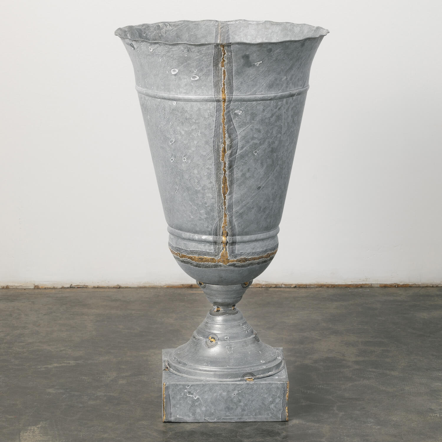 LARGE URN